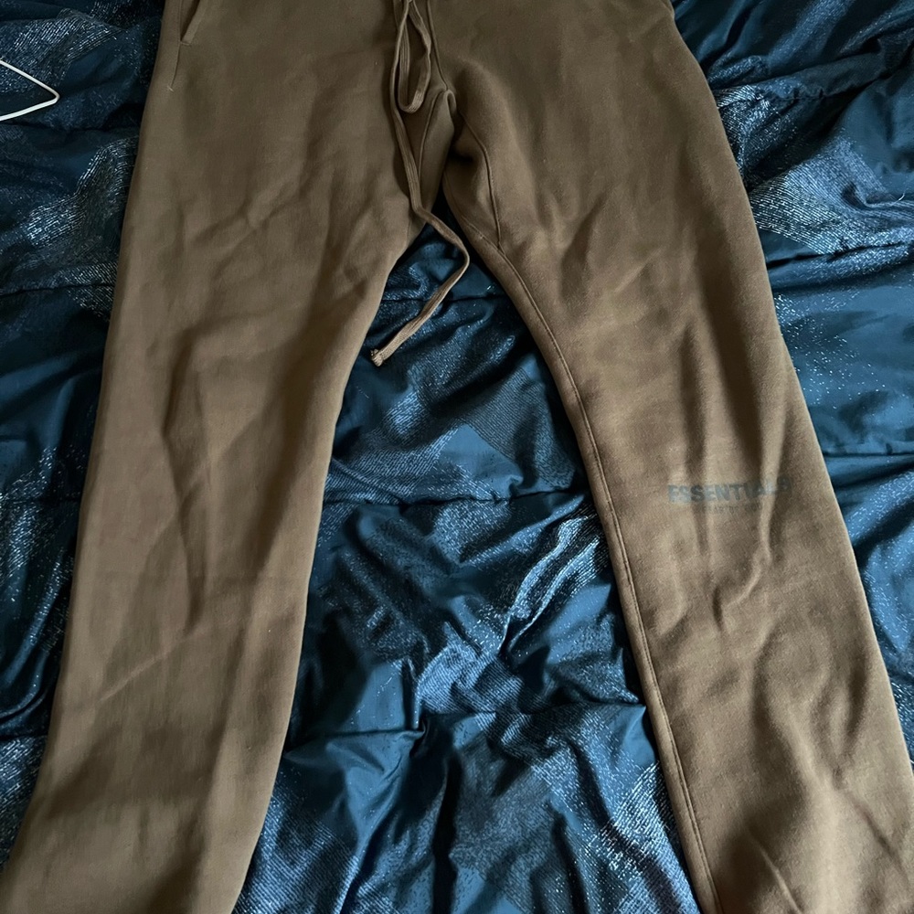 Fear of God essentials sweatpants medium harvest brand new w/o tags